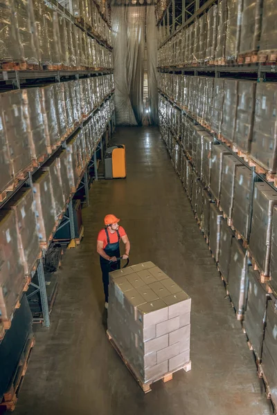 Vista de uma pessoa em um compartimento de armazenamento com lotes de recipientes nas prateleiras — Fotografia de Stock