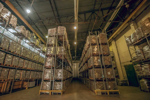 Imagen de un gran almacén con muchas cajas de cartón en los estantes —  Fotos de Stock