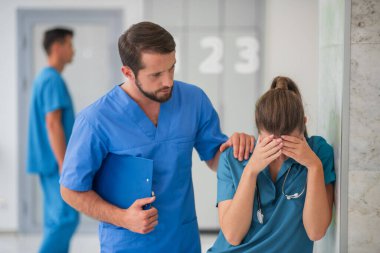 Erkek arkadaşı ona destek olurken kadın doktor kendini mutlu hissediyor.