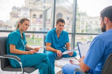 Tıp çalışanları tıbbi tedavi yöntemleri hakkında beyin fırtınası yapıyorlar.