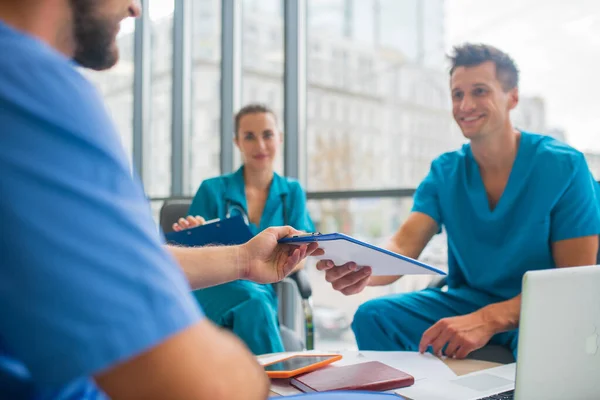 Medical workers having a changeover and sharing information — Stock Photo, Image