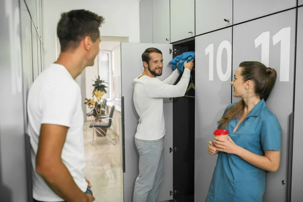 Group of people standing in the changing room and talking — Stock Photo, Image