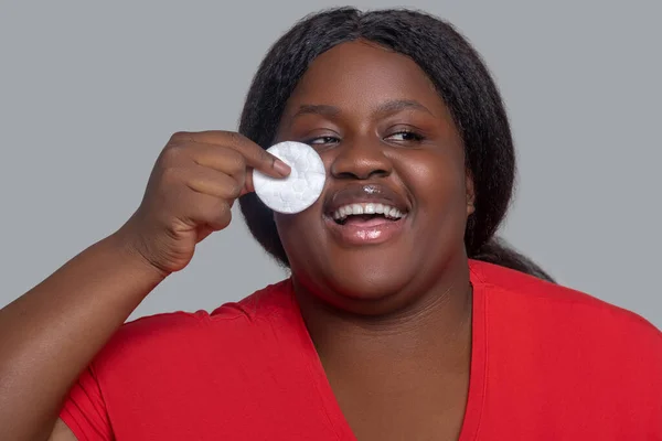 Młoda Afroamerykanka trzyma gąbkę do oczyszczania twarzy — Zdjęcie stockowe