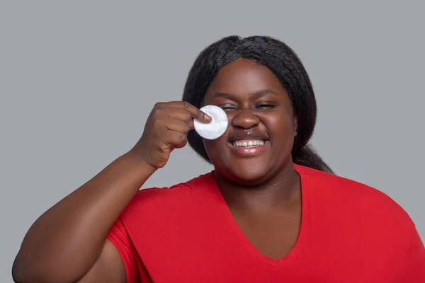 Młoda Afroamerykanka trzyma gąbkę do oczyszczania twarzy — Zdjęcie stockowe
