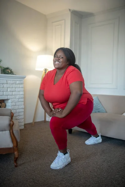 Plus size donna afro-americana facendo affondi — Foto Stock