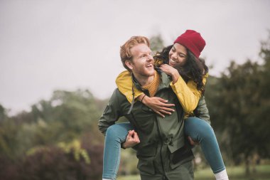 Genç mutlu çift birlikte eğleniyor ve eğleniyor.