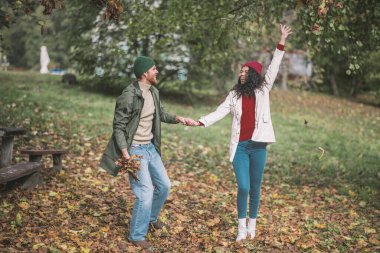 Mutlu ve romantik bir sonbahar randevusu yaşayan çift.