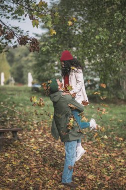 Güzel bir çift, dışarıda sonbahar buluşmasının tadını çıkarıyor.