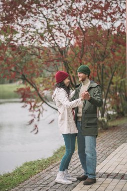 Nehir kenarında yürürken sarılan bir çift.