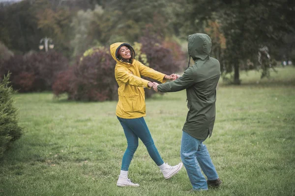 Giovane coppia felice divertirsi nel parco — Foto Stock