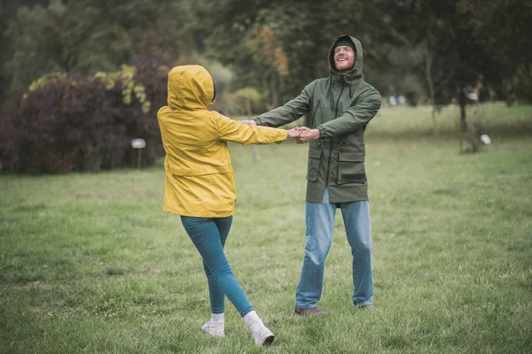 Junges glückliches Paar tanzt im Park — Stockfoto