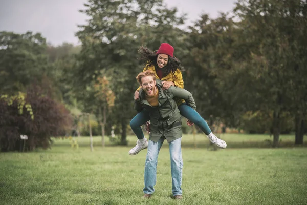 Mladý šťastný pár baví a těší — Stock fotografie