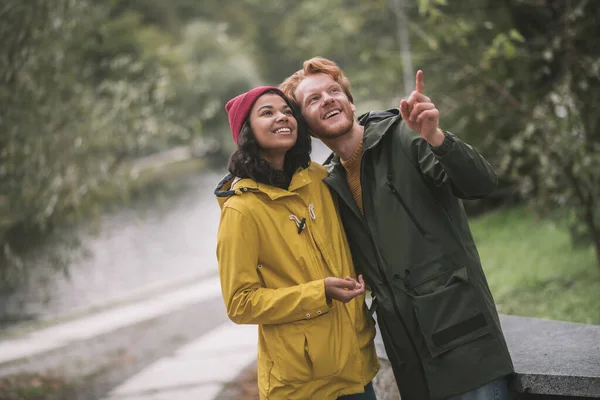 Pareja mirando hermosos paisajes mientras camina —  Fotos de Stock