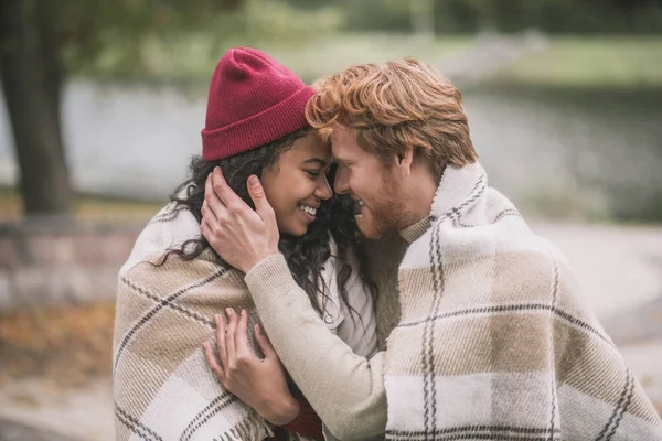 Hombre y mujer besándose al aire libre —  Fotos de Stock