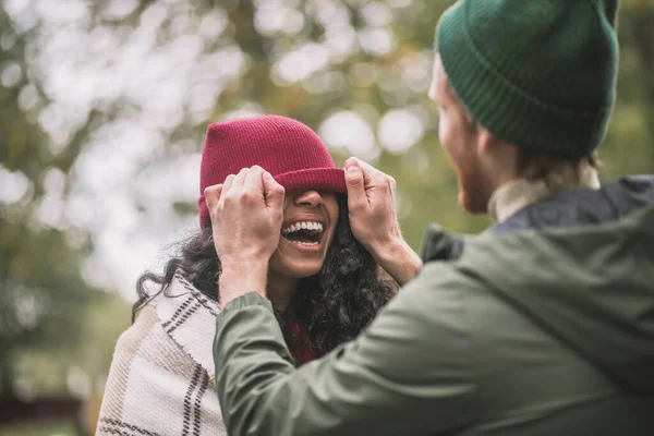 Mann fixiert Hut auf dem Kopf seiner Partnerin — Stockfoto