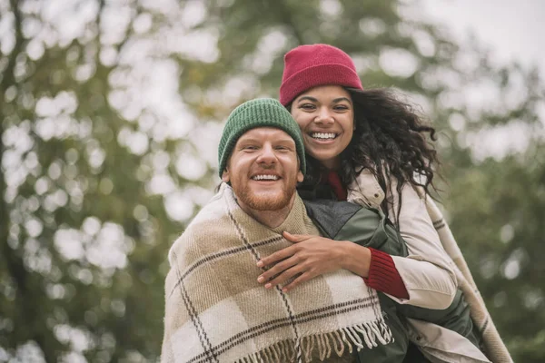 Jovens e um casal ativo desfrutando da data — Fotografia de Stock