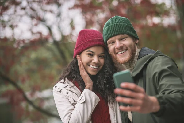 Mutlu çift güzel bir selfie çekiyor. — Stok fotoğraf