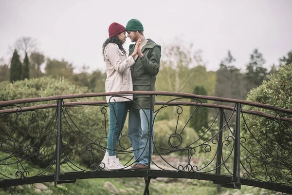 Schönes Paar küsst sich romantisch auf der Brücke — Stockfoto