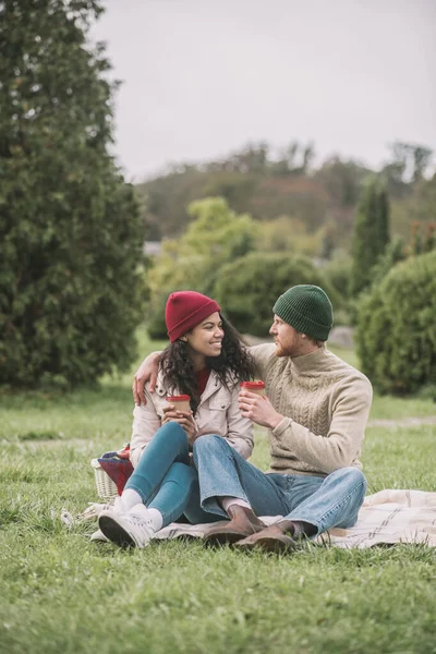 Счастливая пара устраивает романтический пикник на открытом воздухе — стоковое фото