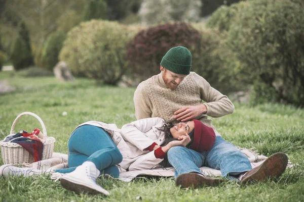 Junges Paar chillt beim Picknick im Gras — Stockfoto