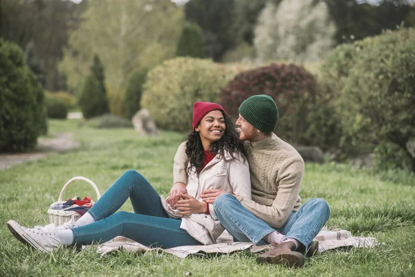 Casal feliz fazendo um piquenique em família no parque — Fotografia de Stock