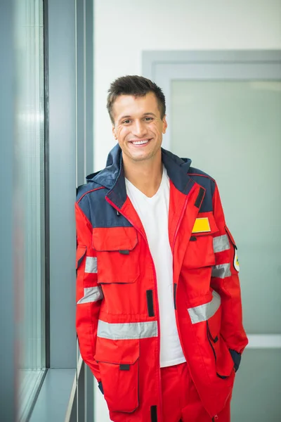Man arts in rode kleren glimlachen mooi — Stockfoto