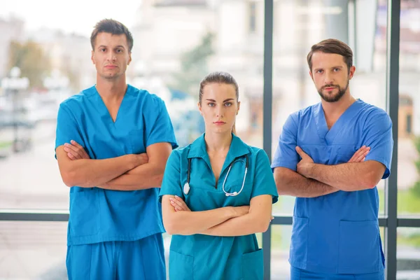 Grupo de médicos de pé e olhando determinado — Fotografia de Stock