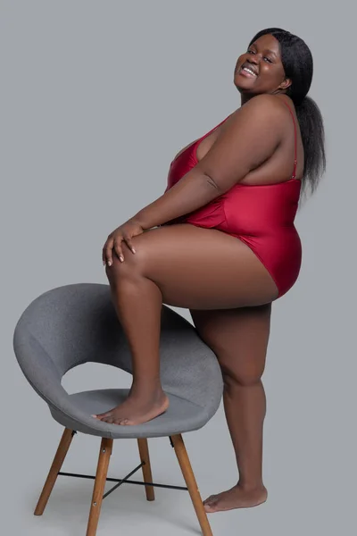 Más tamaño afroamericana joven mujer en ropa interior roja buscando confiado —  Fotos de Stock