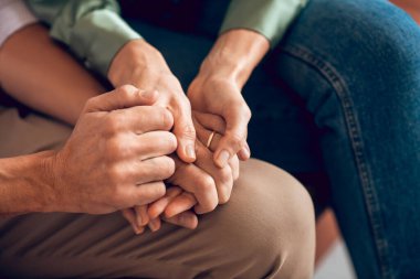 Kadın ve erkeklerin ellerinin yakın fotoğrafını çek.