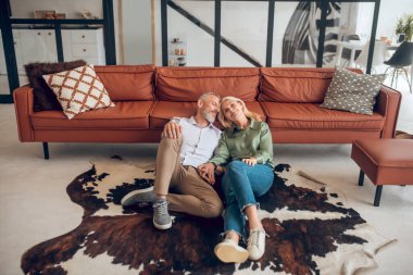 Rahat bir çift yerde oturup dinleniyor.