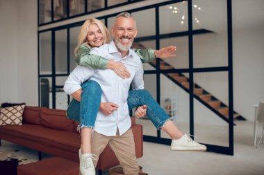 Kadın ve erkek hafta sonunu evde geçirir ve enerjik hissederler.