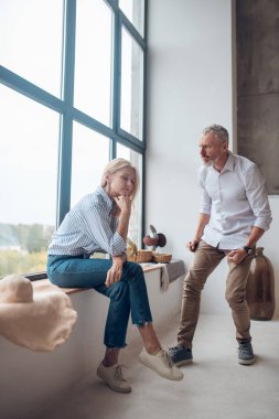 Gri saçlı kızgın, karısıyla tartışıyor.