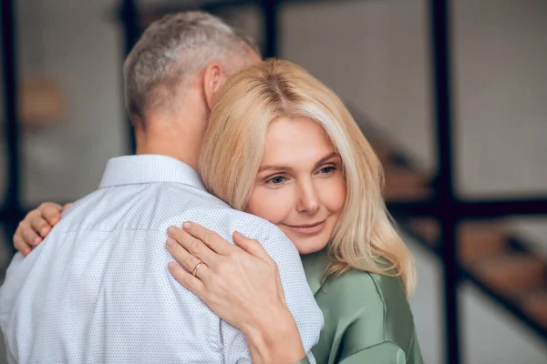 Чоловік і жінка обнімають один одного і відчувають себе щасливими — стокове фото