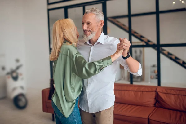 Homem e mulher dançando no quarto e olhando apreciado — Fotografia de Stock