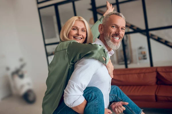 Man holding his wife on his back and both feeling awesome — Stock Photo, Image