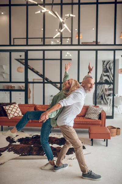 Мужчина и женщина проводят выходные дома и чувствуют себя энергичными — стоковое фото