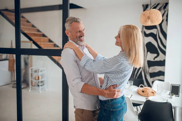 Pareja madura mirándose y sintiéndose felices —  Fotos de Stock