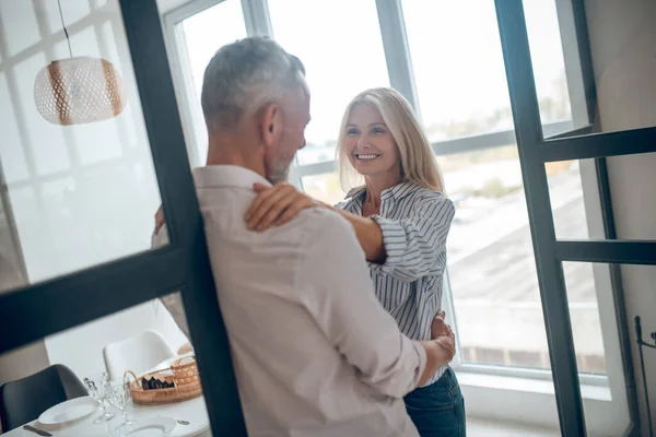 Mujer rubia abrazando a su novio y luciendo feliz — Foto de Stock