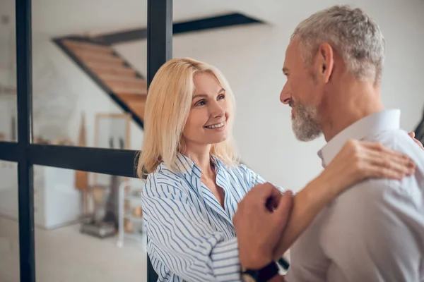 Blonde Frau umarmt ihren Freund und lächelt glücklich — Stockfoto