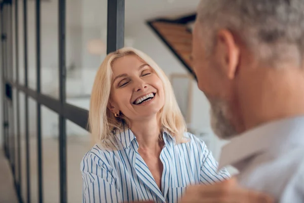 Blonde woman hugging her boyfriend and smiling brightly — Stock Photo, Image