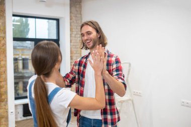 Mutlu çift alkışlıyor ve mutlu hissediyorlar.