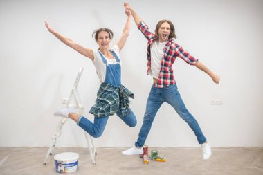 Genç çift zıplıyor ve eğleniyor.