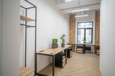 Beyaz mobilyalı modern bir ofis resmi.