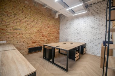 Modern ofisin ahşap mobilyalı bir resmi.