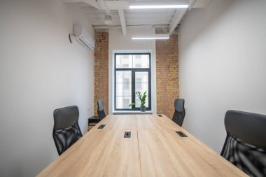 Yeni mobilyalar ve striptiz ışıklarıyla aydınlık ofis