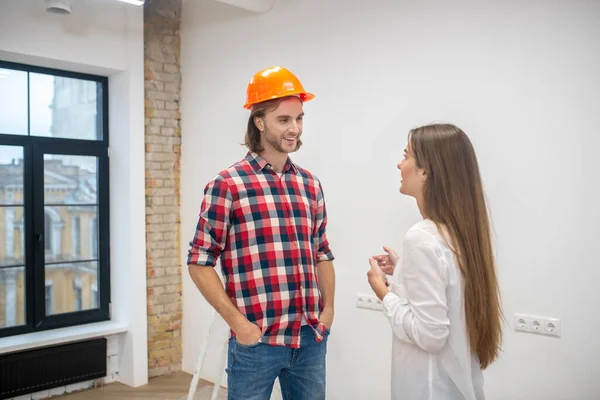 Compradora hablando con el trabajador de la construcción —  Fotos de Stock