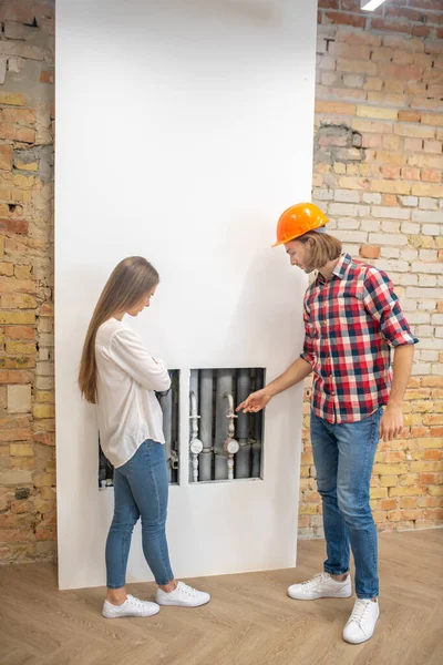 Female purchaser discussing construction issues with the worker — Stock Photo, Image