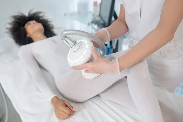 Vrouw op hardware procedure in beauty center — Stockfoto