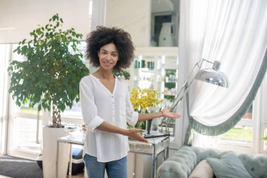 Genç ve cana yakın bir kadın güzellik merkezine davet ediyor.