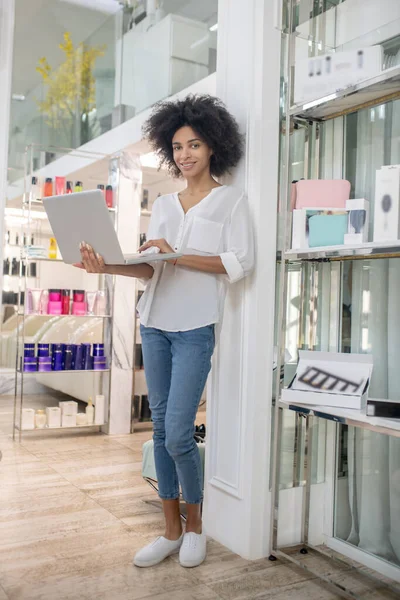 Beautiful successful girl with laptop at beauty center — 图库照片